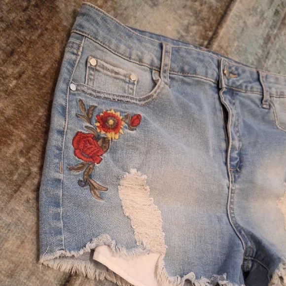 Tinseltown Blue Denim Shorts with Floral Embroidery. Excellent Condition Size 9 - Picture 4 of 10